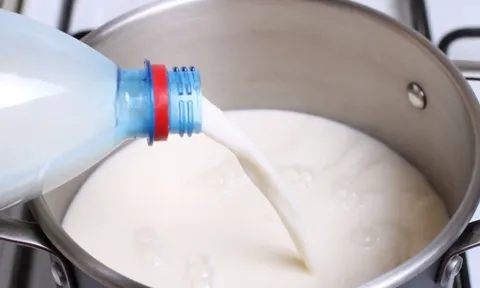 Nhận tin mật rồi đột kích một ngôi nhà, công an triệt phá đường dây sản xuất sữa giả từ hóa chất tại Ấn Độ, tịch thu hơn 200 lít dung dịch chuẩn bị đưa ra thị trường