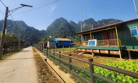 Cuộc sống đặc biệt ở "Làng du lịch tốt nhất thế giới": Vì sao người dân bình thản giữa mùa lũ?