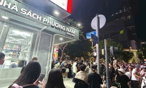 Lần đầu tiên có nhà sách 'không ngủ' trên đất vàng Nguyễn Huệ