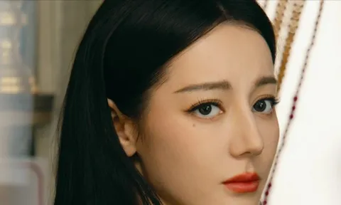 Địch Lệ Nhiệt Ba rơi vào tình cảnh xấu hổ