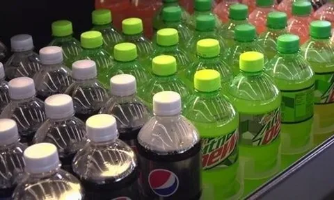 Đột kích 3 cơ sở, công an Ấn Độ triệt phá đường dây buôn bán nước ngọt giả quy mô lớn, hơn 175 thùng sản phẩm nhái bị tịch thu