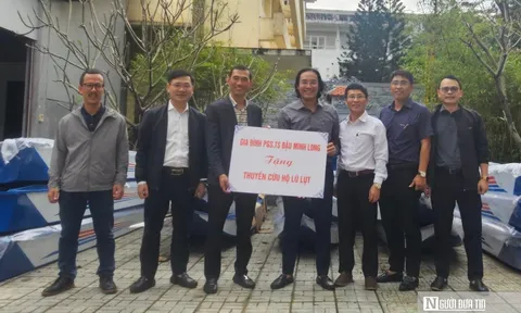 Một giảng viên Huế tặng 30 món quà cứu trợ lũ lụt: Trao đi nhưng mong… không phải dùng đến