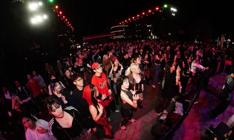 Dòng người đổ về Vinhomes Ocean Park 2 bất chấp mưa rét