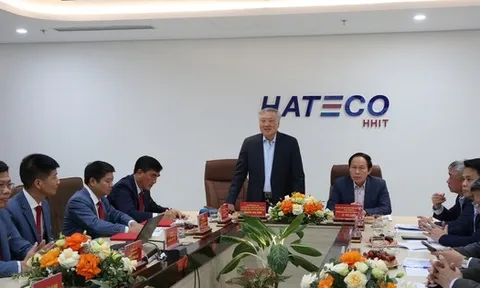 Phó Thủ tướng Thường trực Nguyễn Hòa Bình thăm Công ty VinFast và Cảng container Quốc tế Hateco Hải Phòng