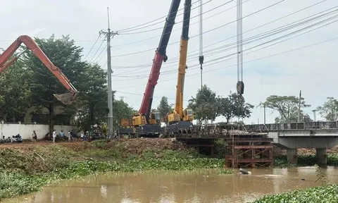 Không muốn đi vòng 50 km, xe tải gắn cẩu hạng nặng khiến cầu sập ngay nhịp giữa