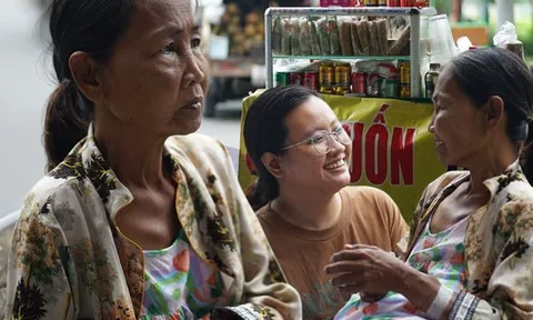 Xe gỏi cuốn 7.000 đồng của mẹ Ngọc Trinh ở TP.HCM: "Con còn tương lai, mẹ thì hết rồi"