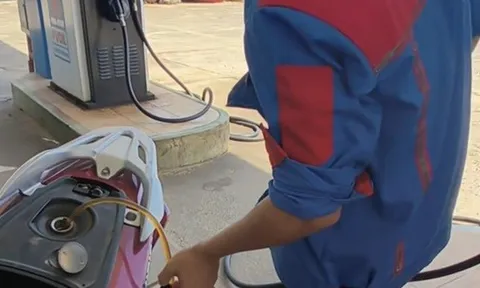 Khách bị rút lại xăng, dắt bộ do thanh toán chuyển khoản