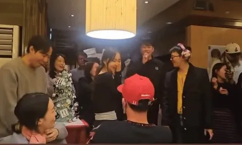 Làm nhân viên của G-DRAGON sướng lắm, được tặng vàng vì yêu đương chốn công sở!