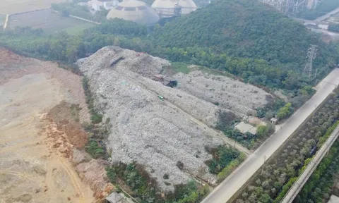 Núi rác hơn 2 triệu tấn gây ô nhiễm, dân mỏi mòn chờ nhà máy điện rác