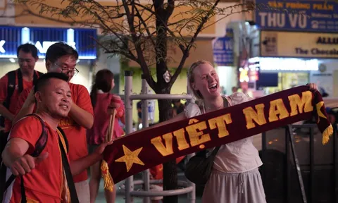 Ra mà xem khách Tây làm gì giữa lúc Việt Nam vô địch!