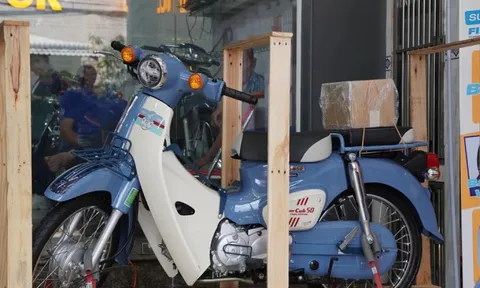 Bản độ ‘nhẹ’ Honda Super Cub 50 Final Edition giá trên 100 triệu đồng