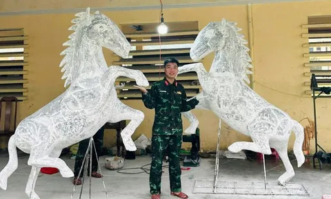 Hoạ sĩ áo xanh "thổi hồn" vào sắt thép, xi măng, tạo hình linh vật ngựa đón Tết