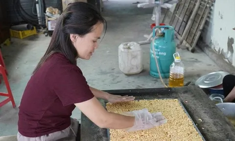 Làng bánh cốm Nghệ An vào vụ, đỏ lửa níu giữ hương quê