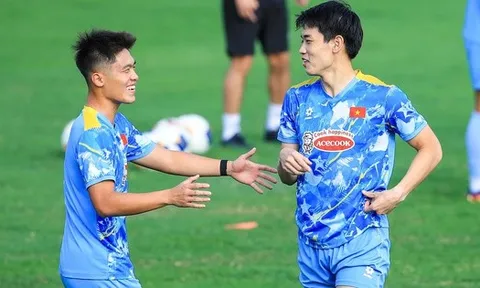 Dàn trai đẹp U22 Việt Nam khoe visual sáng bừng, Đình Bắc tươi rói trong buổi tập chuẩn bị cho giải U23 châu Á