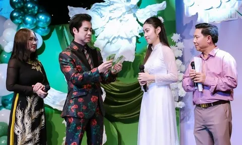 Ngọc Sơn đếm tiền mặt, tặng học trò hơn 150 triệu ngay trên sân khấu