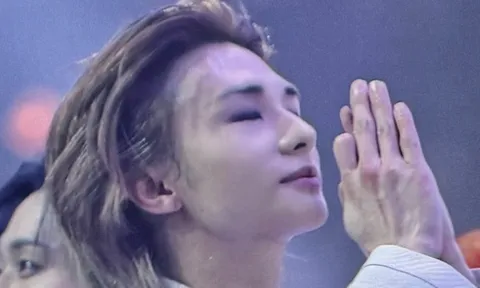 Nam ca sĩ nổi tiếng đánh rơi 1,4 tỷ trên sân khấu