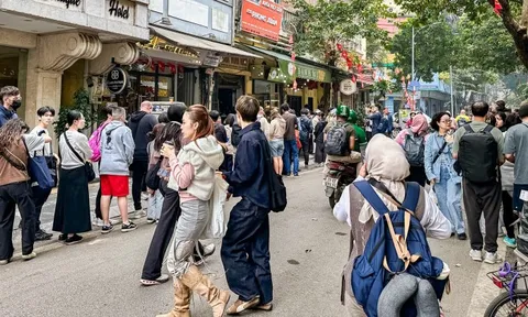 2 hàng quán đang khiến phố cổ Hà Nội đông nghịt, khách Tây khách Việt xếp hàng rồng rắn