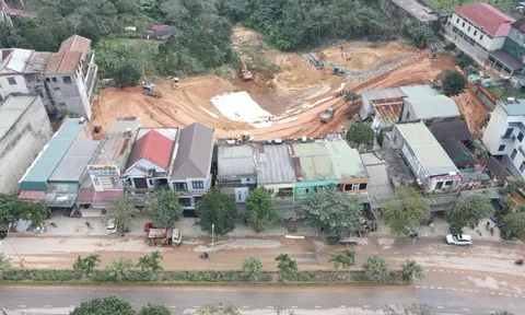 Cận cảnh công trường thi công thần tốc kè chống sạt lở ở Khe Sanh