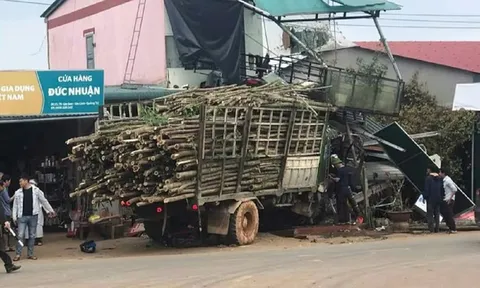 Hiện trường vụ tai nạn ô tô tải va chạm xe máy rồi tông sập nhiều hàng quán, 5 người thương vong