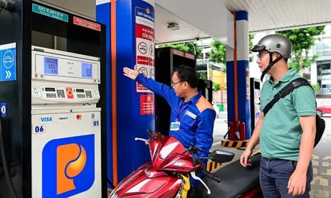 Giá xăng giảm mạnh