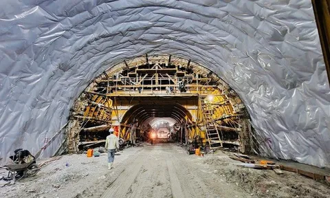 Ba năm khoét núi mở hầm nối thông cao tốc Bắc – Nam qua địa hình hiểm trở