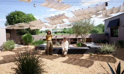 Hai người phụ nữ 40 bỏ phố về quê: Chi 400 triệu cải tạo nhà cũ, tạo mô hình sống - làm - nghỉ bền vững và tự chủ tài chính