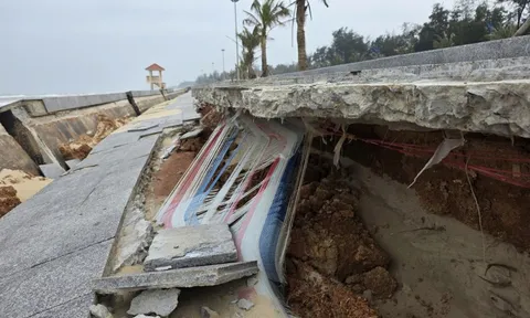 Sóng đánh tan hoang kè biển, phá vỡ cảnh quan du lịch