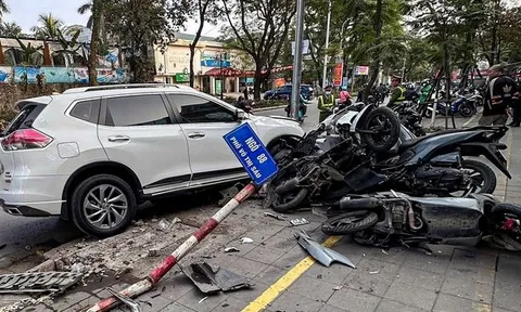 Nữ tài xế đạp nhầm chân ga tông liên hoàn 6 xe máy trên phố