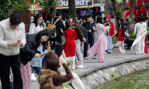 Nàng thơ Hà Nội bất chấp trời 17 độ khởi động đường đua Tết, phong phanh áo dài thả dáng kín Hồ Gươm