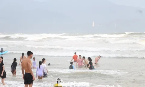 Đổ xô tắm biển Đà Nẵng dù sóng to gió lớn