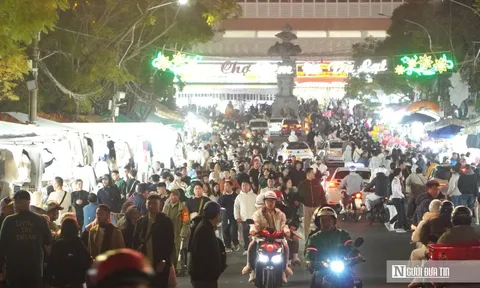 Đà Lạt ngày đầu năm: Chợ đêm kín người, quán cà phê kín chỗ