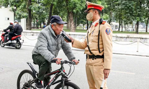 Nghĩ CSGT nghỉ Tết, người đàn ông uống rượu vẫn đạp xe và bị phạt