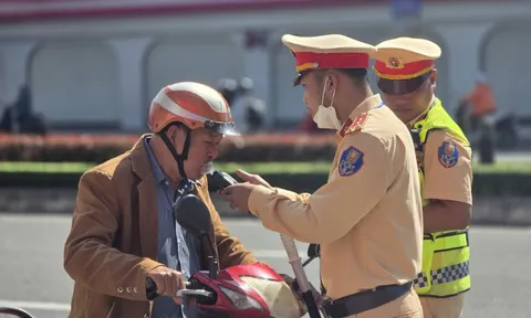 Từ xử phạt vi phạm đến giúp dân tìm lại tài sản, CSGT Đà Nẵng nhận nhiều thư cảm ơn