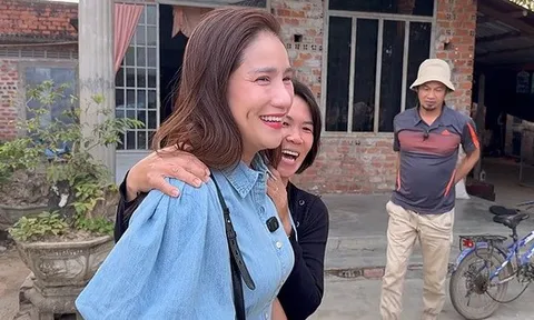 Nữ NSƯT bán hết quần áo cũ, cầm 20 triệu tới Phú Yên, người dân vui sướng ôm chặt