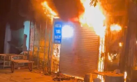 Cháy nhà trong đêm, 11 người đang ngủ được cứu thoát chết