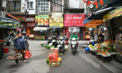 Bỏ chục tỷ đồng mua nhà, sống khổ giữa nhan nhản chợ cóc, quán ăn