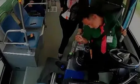 Tài xế đột quỵ khi đang lái xe, nữ nhân viên kịp thời cứu cả đoàn khách