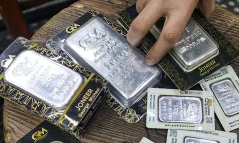 Bạc trong nước tăng dựng đứng, thêm 6-7 triệu đồng/kg sau 1 tuần