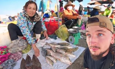 Anh Tây thử thách đi chợ hải sản, lỡ nói sai một chữ tiếng Việt mà mua phải con cá bé nhất chợ