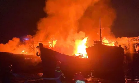 4 tàu cá đang neo đậu bất ngờ bốc cháy dữ dội trên sông Trà Bồng