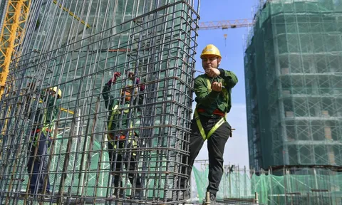 Những người lặng lẽ sau công trường, mồ hôi đổi lấy Tết ấm