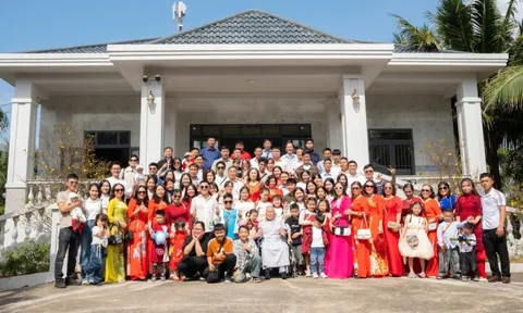 Bộ ảnh đại gia đình Gia Lai gần 100 người gây sốt vì được chụp đều đặn 22 năm