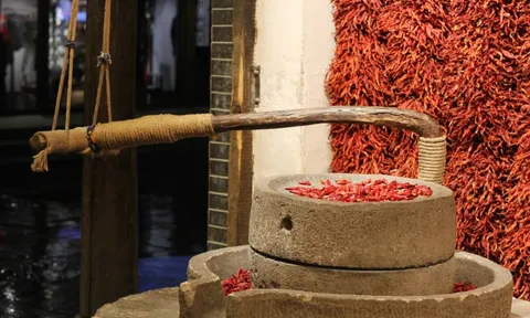 Du lịch Trung Quốc, khách Việt toát mồ hôi khi bước vào tiệm đặc sản bên đường: "Không ngờ người ta dùng ớt để làm điều này"
