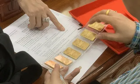 Giá vàng thế giới liên tục biến động, vì sao giá vàng trong nước vẫn "đi ngang"?