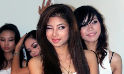 Nhan sắc 16 năm trước của Phạm Hương bị đào lại, spotlight vẫn phải nhường cho 1 người