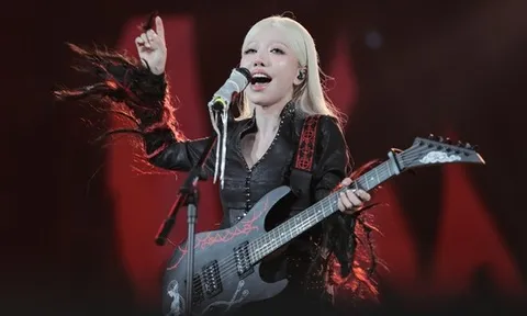 Phùng Khánh Linh hóa "mỹ nữ tóc trắng": Đẹp ma mị, cháy hết với âm nhạc