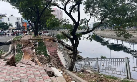 Sau tiếng động lớn, cả đoạn đường dài gần 50m ‘biến mất’