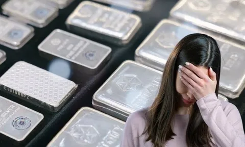 Mua bạc từ giá 35 triệu đồng/kg, đến nay gần chạm 100 triệu - bạn bè người thân chúc mừng không ngớt, nhưng tôi chỉ biết cười gượng và nói 'giá như'