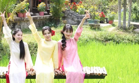 Thiếu nữ nô nức chụp ảnh Tết ở Bảo tàng Áo dài