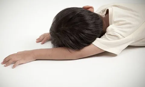 Tự lấy thuốc của người lớn uống “cho hết đau đầu”, 3 cháu bé co giật khiến cả nhà hốt hoảng